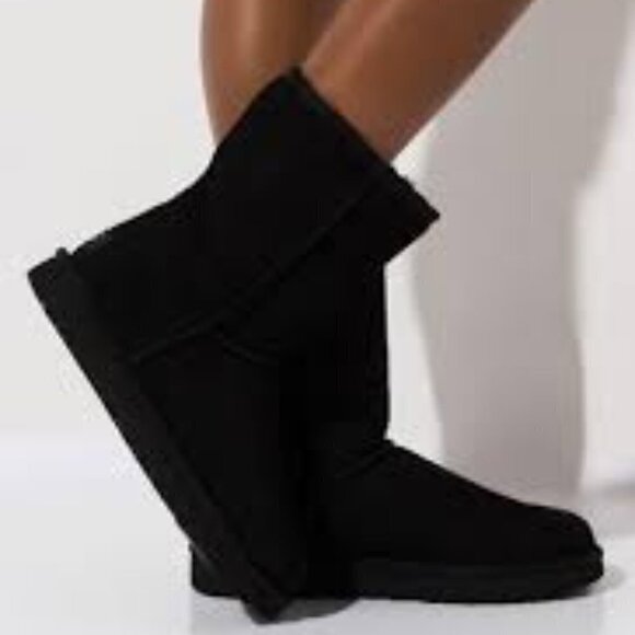 UGG Woman Classic Short II Size 7 - Picture 1 of 10